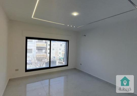 لقطة طابق ثالث مع مصعد في البنيات خلف جامعة البترا للبيع 